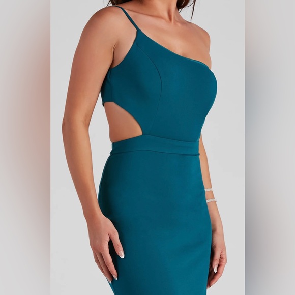 NWOT NEVER WORN Special Occasion long maxi dress with beautiful cutouts - Picture 2 of 11